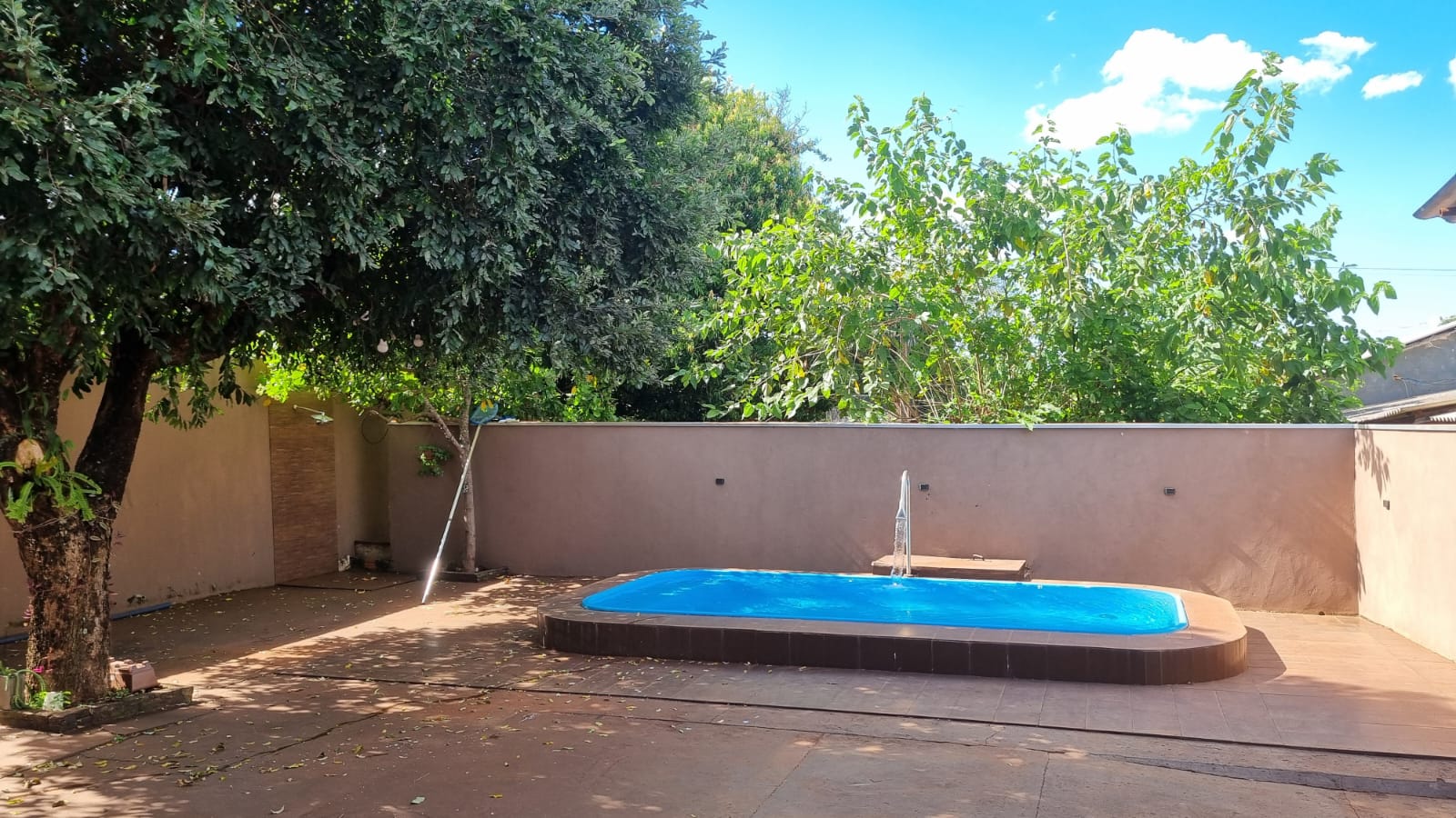 Piscina da área de lazer durante o dia