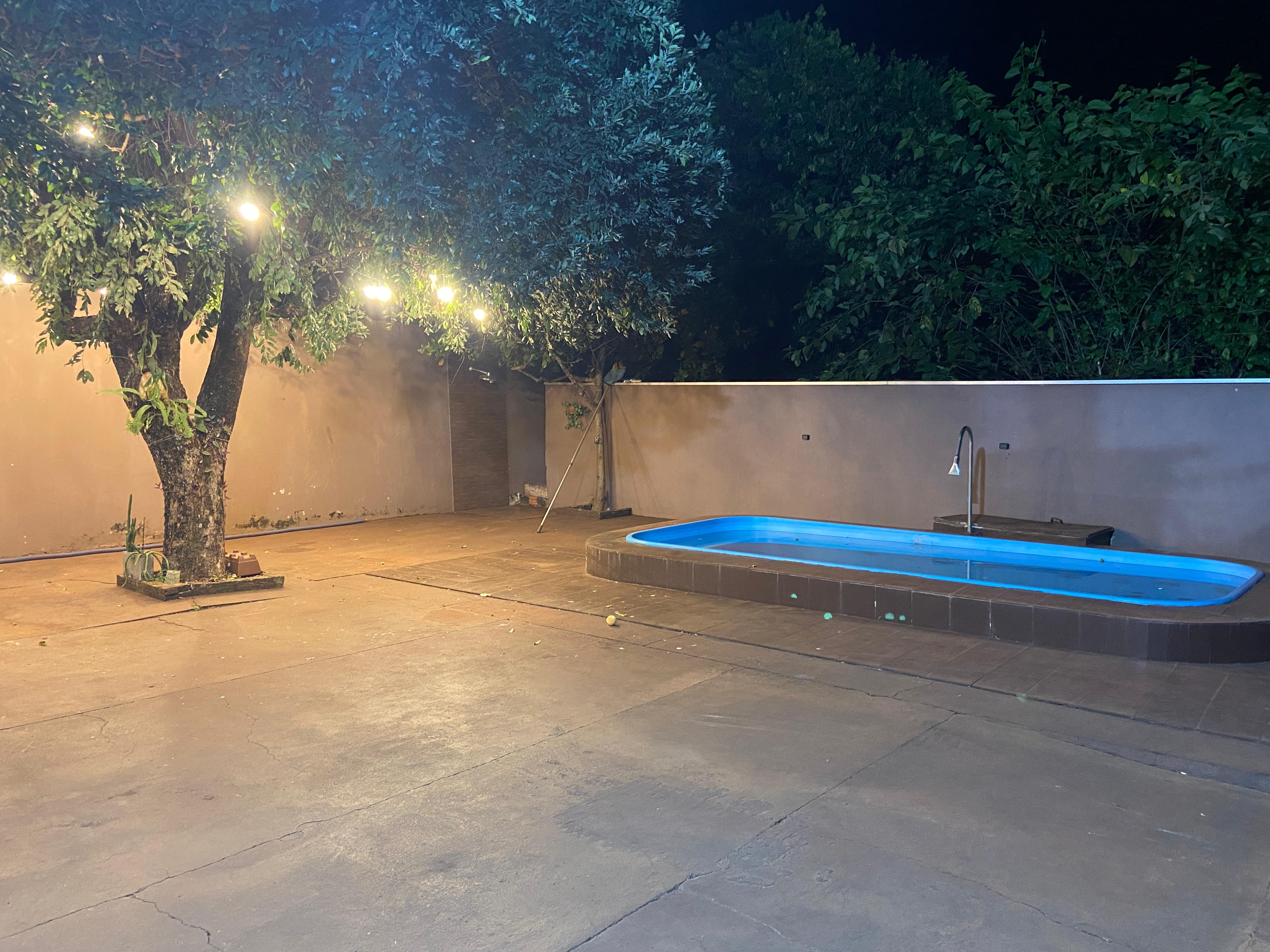 Piscina iluminada à noite